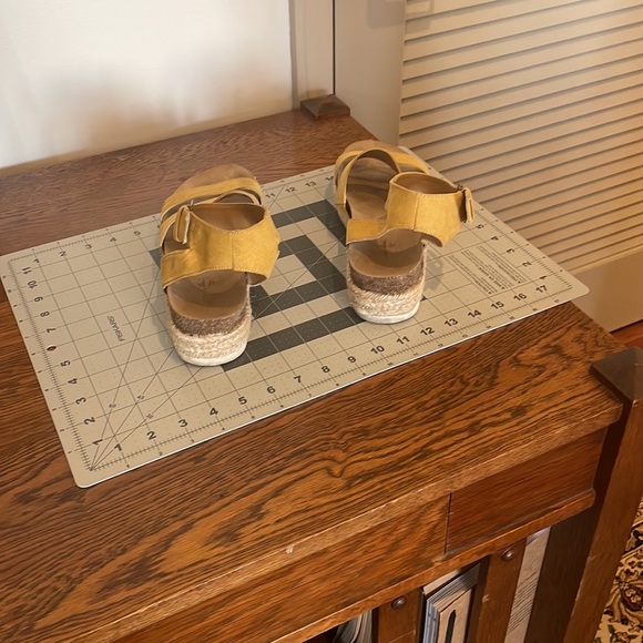 Universal Thread yellow platform sandals. - Picture 7 of 8